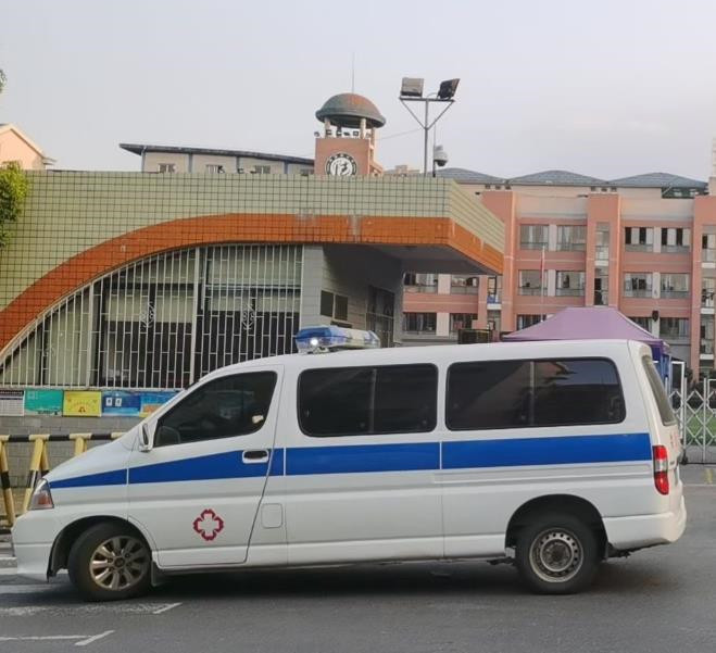 铜仁救护车出租护送骨折病人一公里多少钱